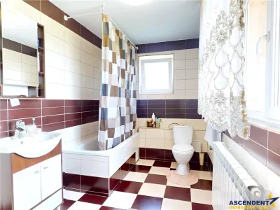Casa mobilata, accesorizata, luminoasa, vedere munte, zona verde - foto 7