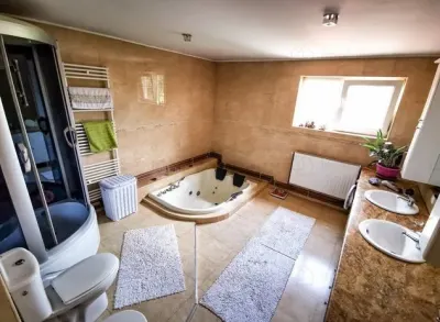 Pe 2.300mp teren, Resedinta impresionanta cu doua aripuri independente - foto 10