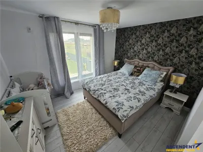 Distinctiva casa, cu piscina, garaj, pivnita, sisteme Smart etc., pe 1.300mp , Harman, Brasov - foto 3