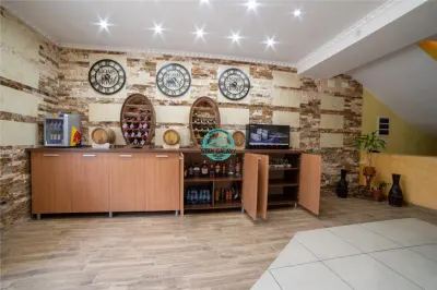 Oportunitate ! Pensiune 7 camere, 4 apartamente, 760mp utili la E60 - foto 15