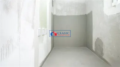 Vanzare apartament 4 camere tip penthouse bloc nou in zona Centrala cu parcare - foto 11