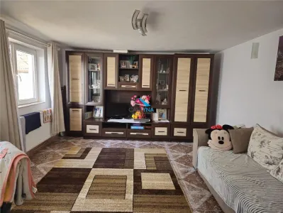 Casa cu 818 mp teren si garaj 87mp la strada! - foto 2