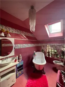 Casa deosebita, spatioasa, cu teren - Codlea, jud. Brasov - foto 19