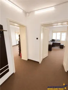 Spatiu pretabil:birouri/ cabinete/ servicii, acces stradal,curte proprie,Central,Targu Mures - foto 2