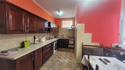 Casa solidă și spațioasă în centrul orașului Livada - foto 2