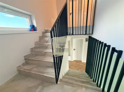 Casa individuala  moderna cu 4 camere terasa inchisa 2 bai - foto 2