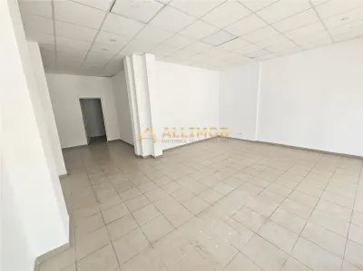 Spatiu comercial de inchiriat – Ploiesti, Strada Cantacuzino | Vitrina 10 ml | Trafic intens | Ideal business premium - foto 3
