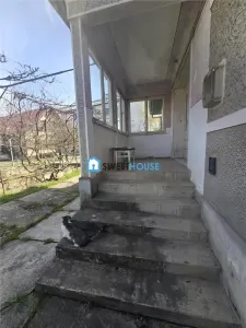 Casa cu trei camere in zona centrala teren generos - foto 3