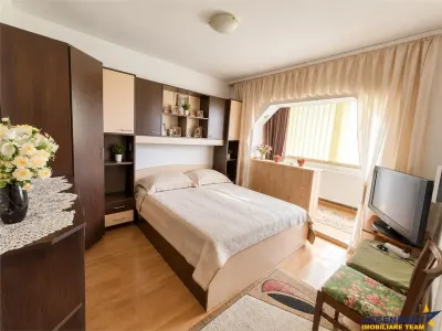 Decomandat, etaj1, Living + 2 dormitoare  boxa 14 mp, 2 balcoane, Triaj, Brasov - foto 4