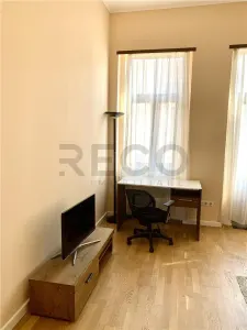 RECO  Apartament de închiriat cu 2 camere, ultracentral, complet renovat 60 mp, etaj 1, aproape de Universitate - foto 3