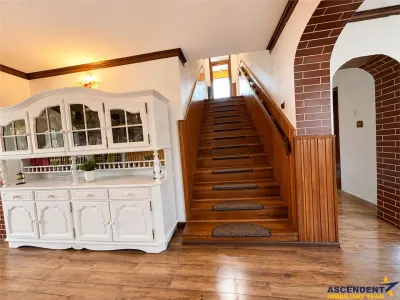 Casa familiala,790mp teren,5+dormitoare, livada,2 garaje,panouri 8 kW, Tarnaveni - foto 6