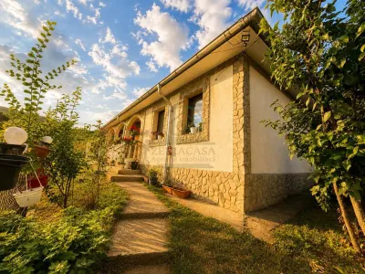 Casa locubila 4 camere , bucatarie, baie  + 3400 mp teren - Comarna