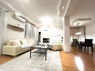 Casa individuala cu 6 camere, 3 bai, garaj, teren 500 mp si 2 fronturi - foto 2