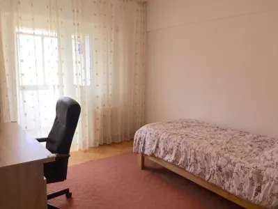 Apartament 3 camere decomandat de închiriat | Bd. Independenței | La 5 minute de UMF | 2 băi - foto 2