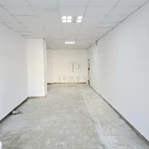Spatiu comercial renovat cu vitrina - Semicentral - foto 2