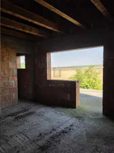 Casa parter si etaj la rosu ,Recas - foto 2