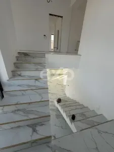 Casă modernă de vânzare în Curtea de Argeș – teren 1.000 mp, finisată la cheie - foto 3