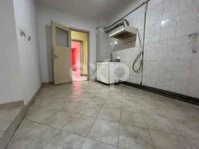 Apartament 3 camere dec 2 băi etajul 3 central Gaesti - foto 6