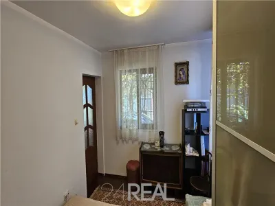 De vanzare - casa si curte mare in zona Metroului Republica - foto 17