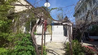 Casa centru istoric doua corpuri cladire 3 camere - foto 1