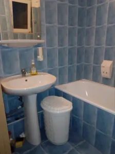 Dau in chirie ap.3 camere , decomandat , etaj 3 , parcare , centru , str.Traian Mosoiu - foto 3
