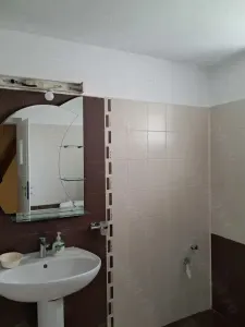 Vand casa cu teren in zona centrala Suceava - foto 6