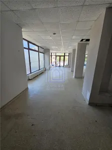 Spatiu cu vitrina la strada. - foto 3