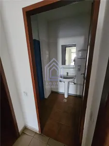 Spatiu cu vitrina la strada. - foto 4