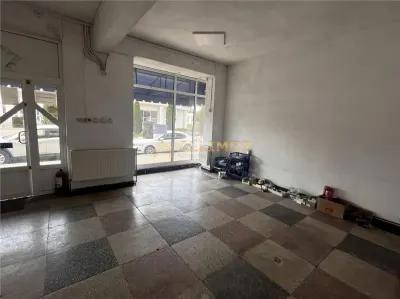 Spatiu comercial de 120 mp in Plopeni, zona cu vad . - foto 17
