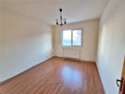 Apartament 3 decomandate, etaj 2, zona Milcov-Bacau - foto 2