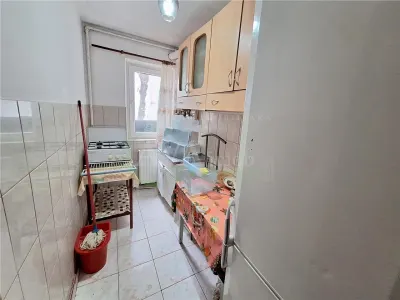 Apartament  2 camere semidecomandat etaj 1, zona Milcov - foto 3