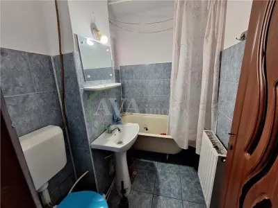 Apartament  2 camere semidecomandat etaj 1, zona Milcov - foto 4