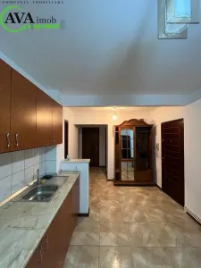 Inchiriez apartament 2 decomandate, etaj 3, cu centrala, Zona de Sus - foto 2