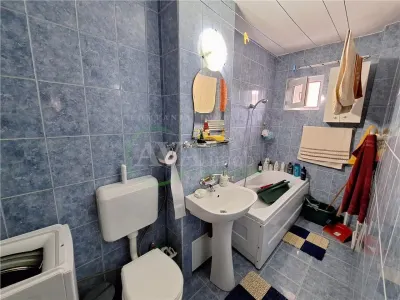 Apartament 2 camere decomandat etaj 1, zona Narcisa - foto 2