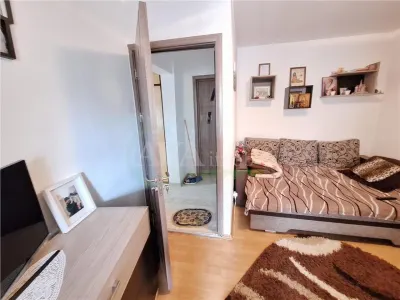 Apartament 2 camere decomandat etaj 1, zona Narcisa - foto 3