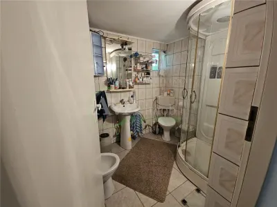 Casa spatioasa de vanzare in centrul satului Racaciuni – teren generos, livada, anexe - foto 16