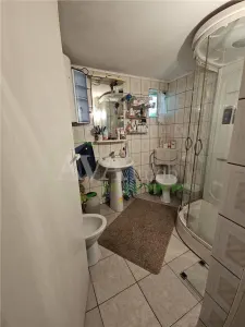 Casa spatioasa de vanzare in centrul satului Racaciuni – teren generos, livada, anexe - foto 7