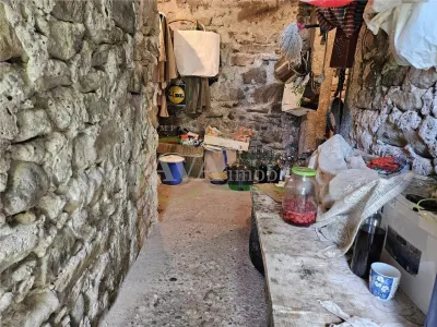 Casa spatioasa de vanzare in centrul satului Racaciuni – teren generos, livada, anexe - foto 10