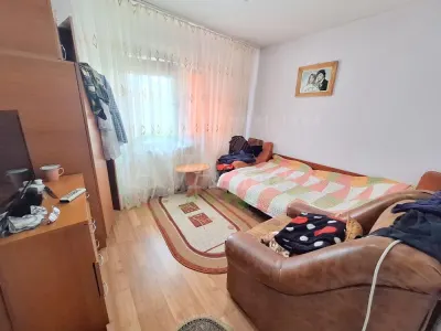 Apartament 2 camere semidecomandat , zona Ura - foto 2