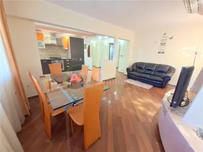 Apartamnet 3 decomandate, etaj 2, cu 2 bai, centrala, zona Ura - foto 19