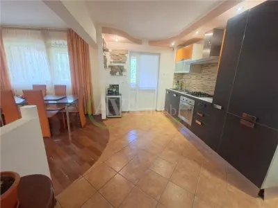 Apartamnet 3 decomandate, etaj 2, cu 2 bai, centrala, zona Ura - foto 4