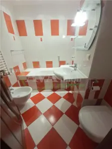 Apartamnet 3 decomandate, etaj 2, cu 2 bai, centrala, zona Ura - foto 8