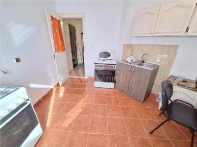 Apartament 3 camere semidecomandat zona Milcov - foto 4