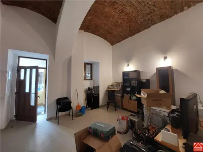 PRET REDUS! Apartament ultracentral, pentru locuit sau birou - foto 3