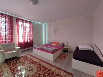 Casa mare, cu teren generos, pentru locuit sau afacere, in Santana - foto 2