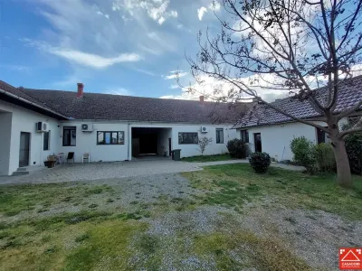Casa mare, cu teren generos, pentru locuit sau afacere, in Santana - foto 19
