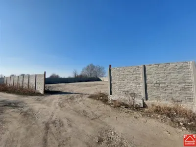 Teren ingradit si betonat, in apropiere de Aeroport - foto 2