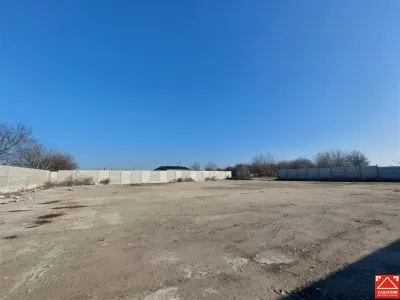 Teren ingradit si betonat, in apropiere de Aeroport - foto 3