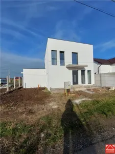 Casa noua cu piscina in Fantanele - foto 2