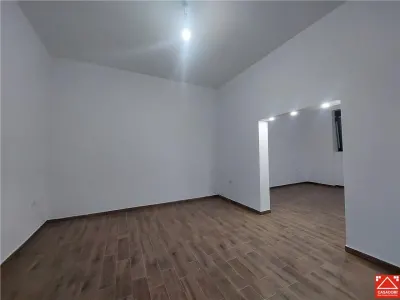 Apartament cu curte privata, zona Bou Rosu, pentru locuit sau afacere - foto 3